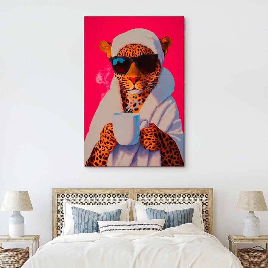 Peinture d'un léopard portant une robe et des lunettes de soleil et tenant une coupe