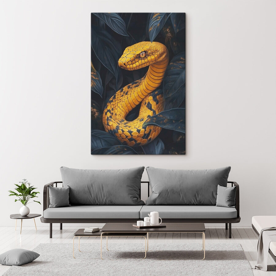 Serpent jaune avec des feuilles noires