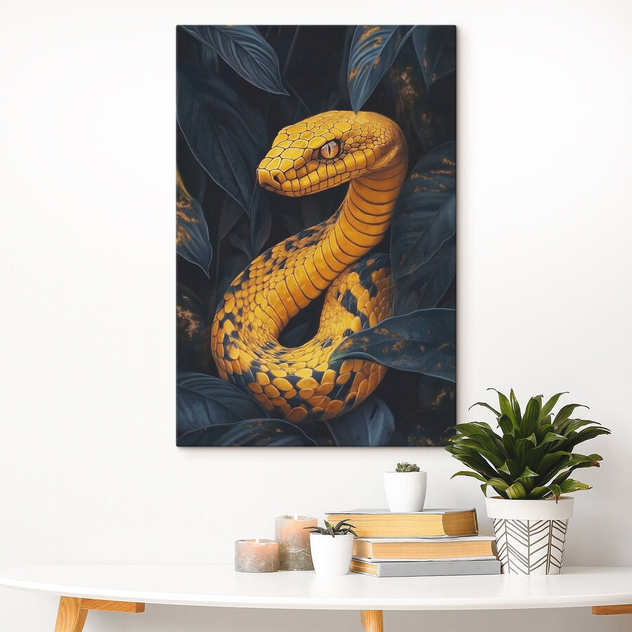 Serpent jaune avec des feuilles noires