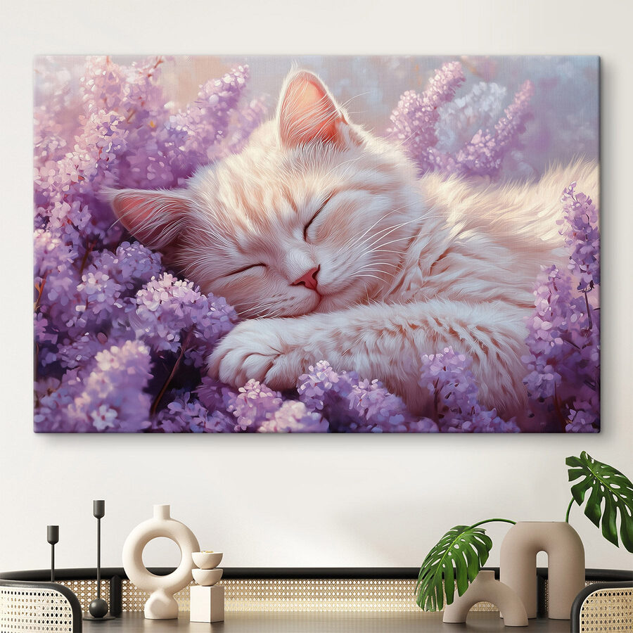 Chat dormant dans un parterre de fleurs