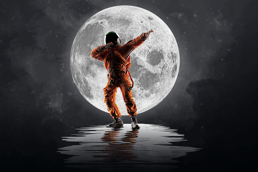 Homme en costume orange devant la pleine lune
