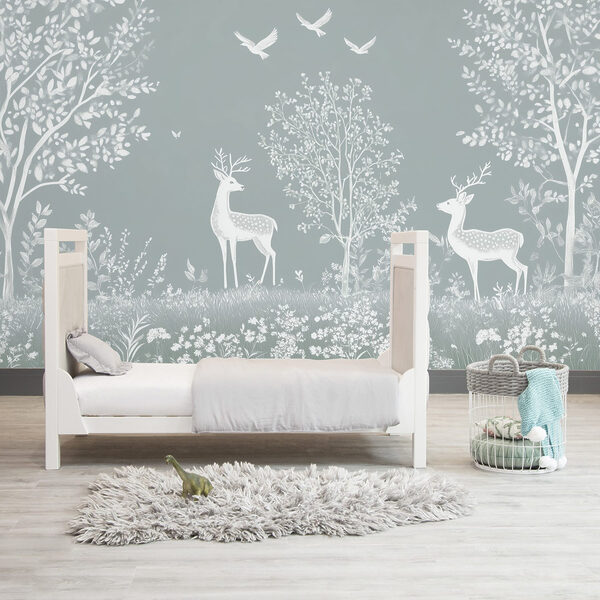 Cerf blanc et oiseaux dans une forêt Cerf blanc et oiseaux dans une forêt