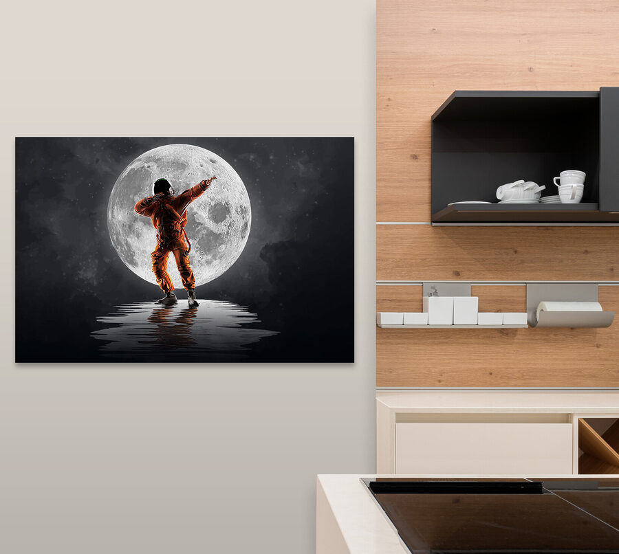 Homme en costume orange devant la pleine lune