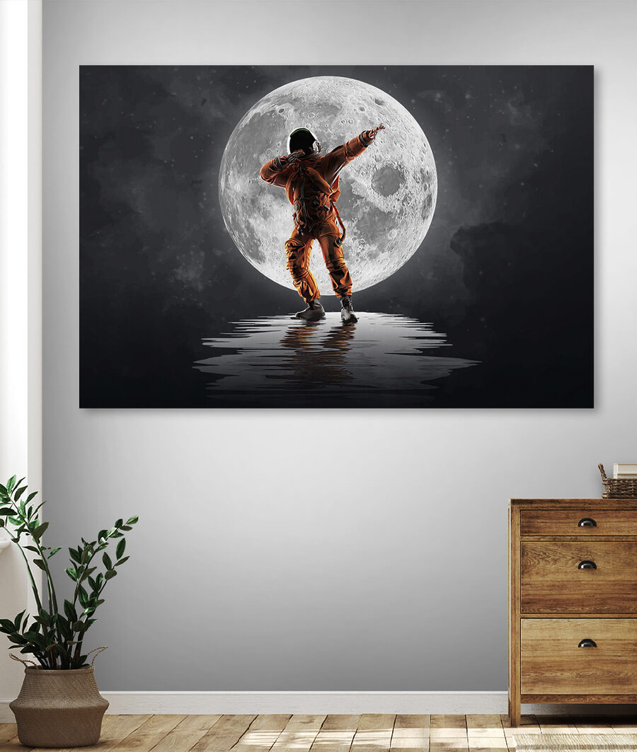 Homme en costume orange devant la pleine lune