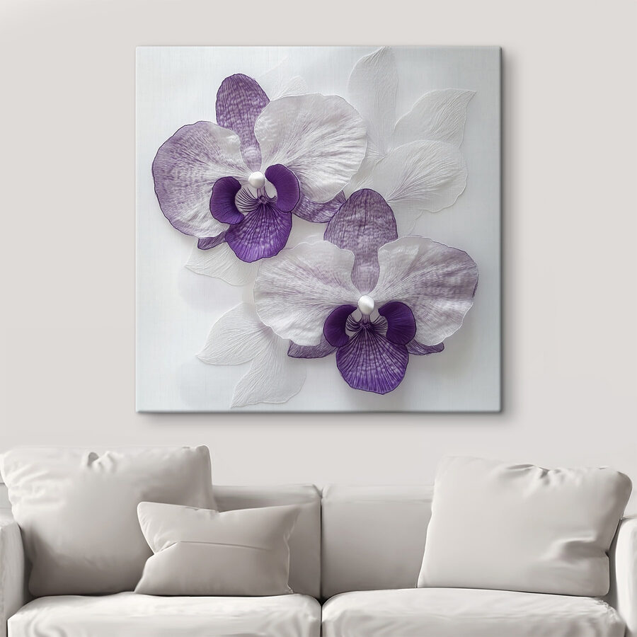 Fleurs violettes et blanches sur une surface blanche