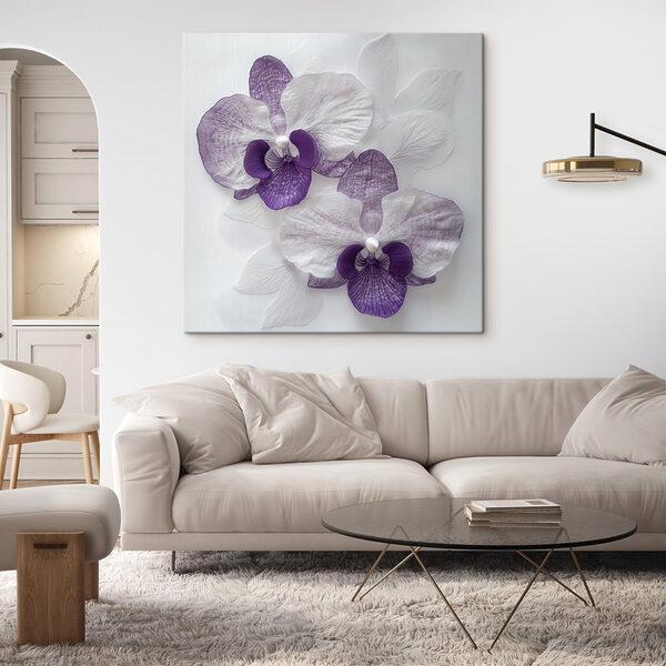 Fleurs violettes et blanches sur une surface blanche Fleurs violettes et blanches sur une surface blanche