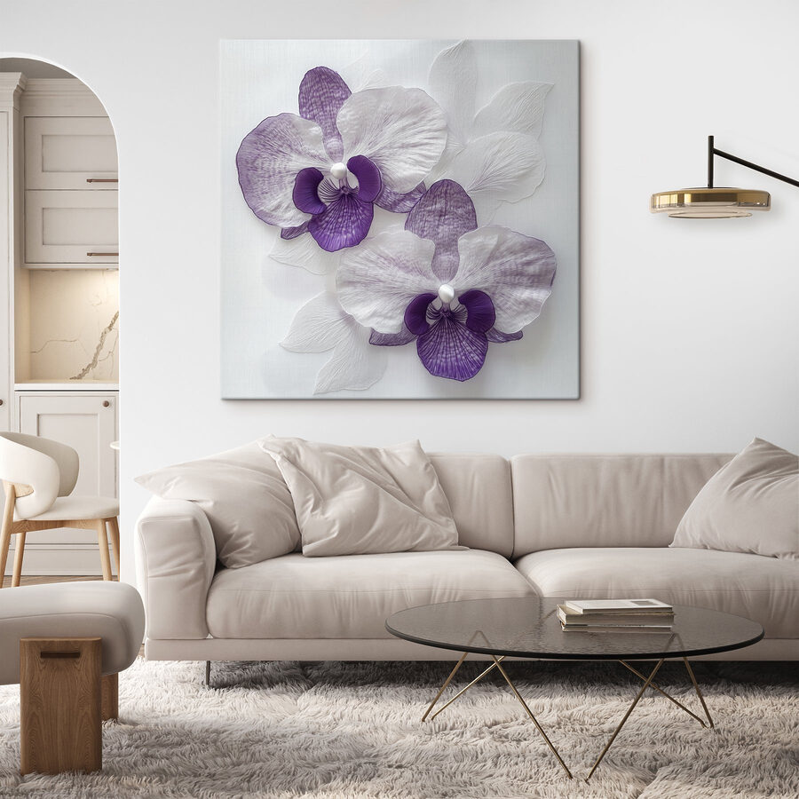 Fleurs violettes et blanches sur une surface blanche