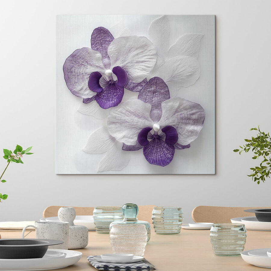 Fleurs violettes et blanches sur une surface blanche