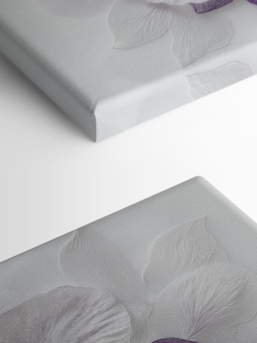 Fleurs violettes et blanches sur une surface blanche