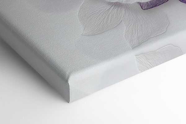 Fleurs violettes et blanches sur une surface blanche Fleurs violettes et blanches sur une surface blanche