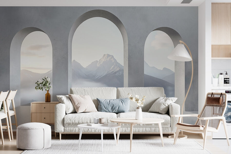 Chambre blanche avec fenêtres cintrées et montagnes en arrière-plan