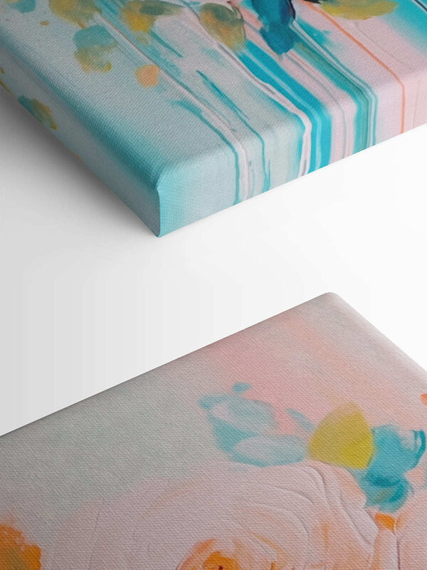 Peinture de fleurs sur une surface bleue Peinture de fleurs sur une surface bleue