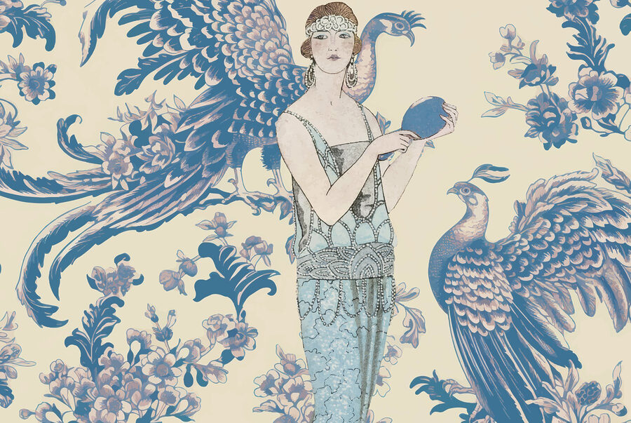 Femme tenant un objet rond et bleu