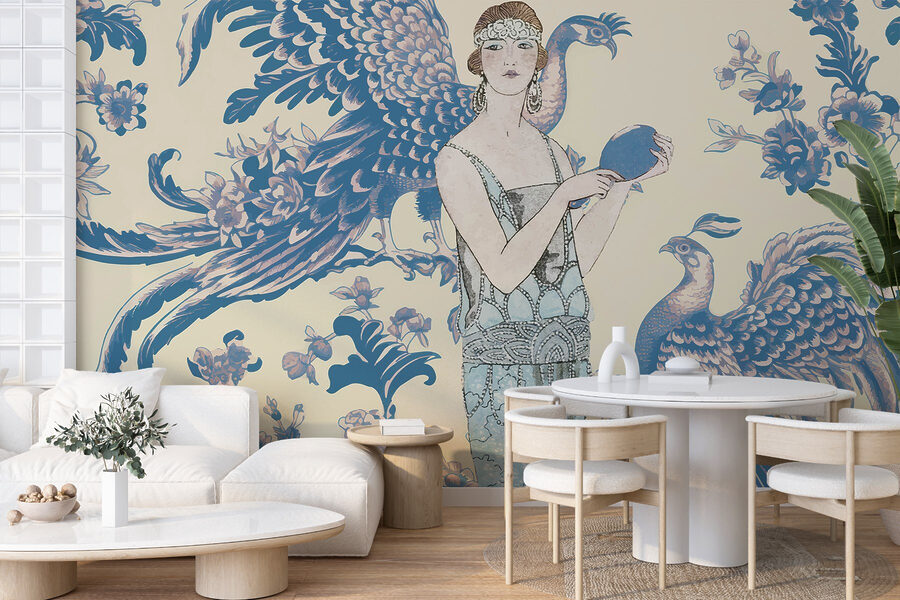Femme tenant un objet rond et bleu