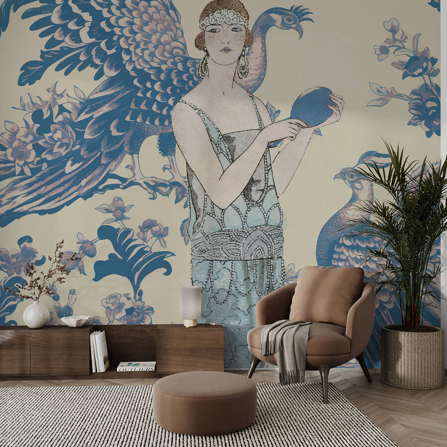 Femme tenant un objet rond et bleu