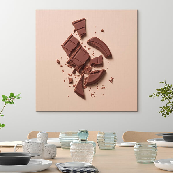 Barre de chocolat cassée sur une surface rose Barre de chocolat cassée sur une surface rose