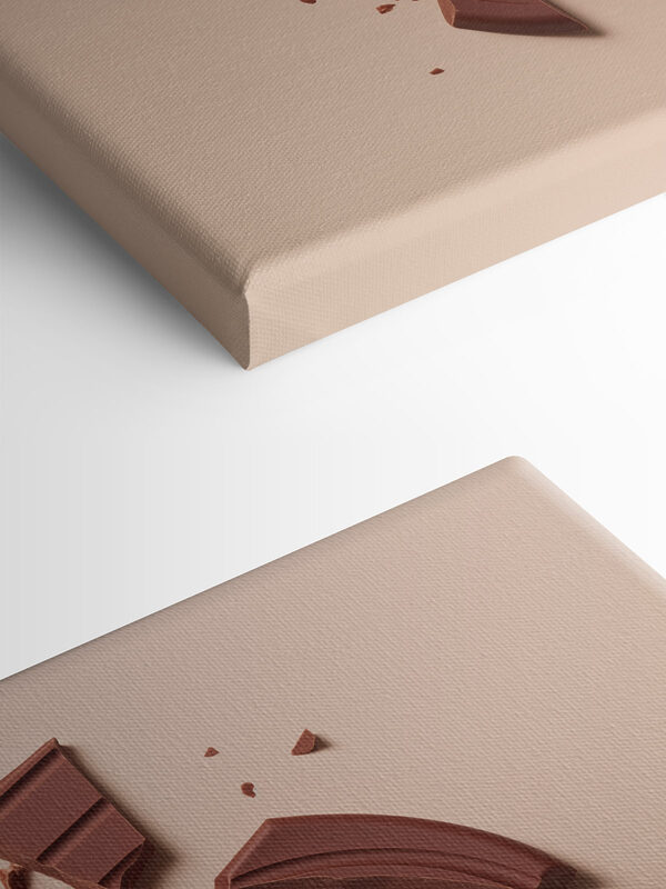 Barre de chocolat cassée sur une surface rose Barre de chocolat cassée sur une surface rose