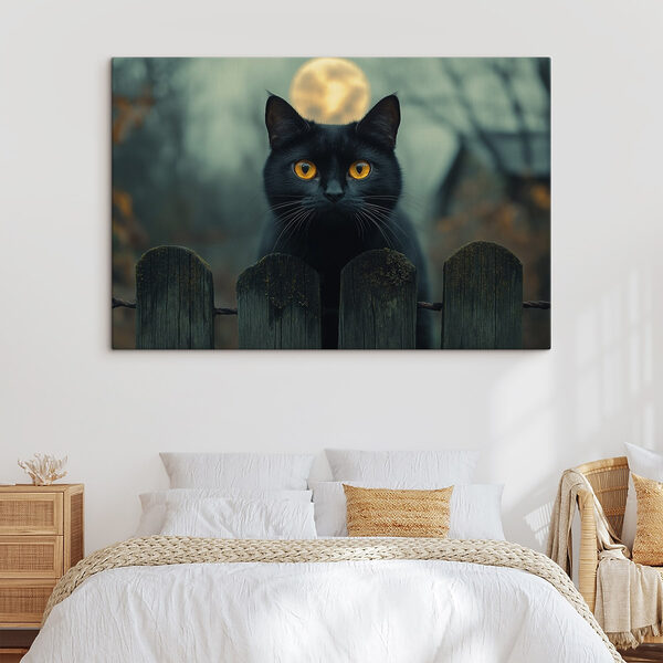Chat noir aux yeux jaunes derrière une clôture Chat noir aux yeux jaunes derrière une clôture