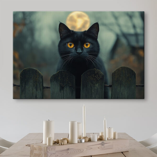Chat noir aux yeux jaunes derrière une clôture Chat noir aux yeux jaunes derrière une clôture