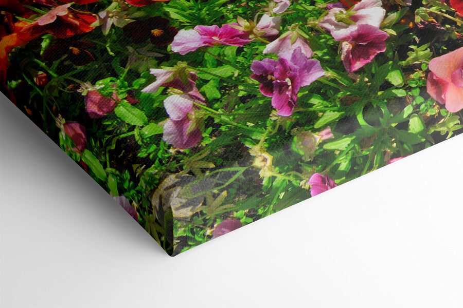 Parterre de fleurs avec des fleurs et un lac en arrière-plan