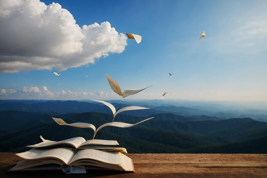 Livre avec des oiseaux volants qui en sortent Livre avec des oiseaux volants qui en sortent