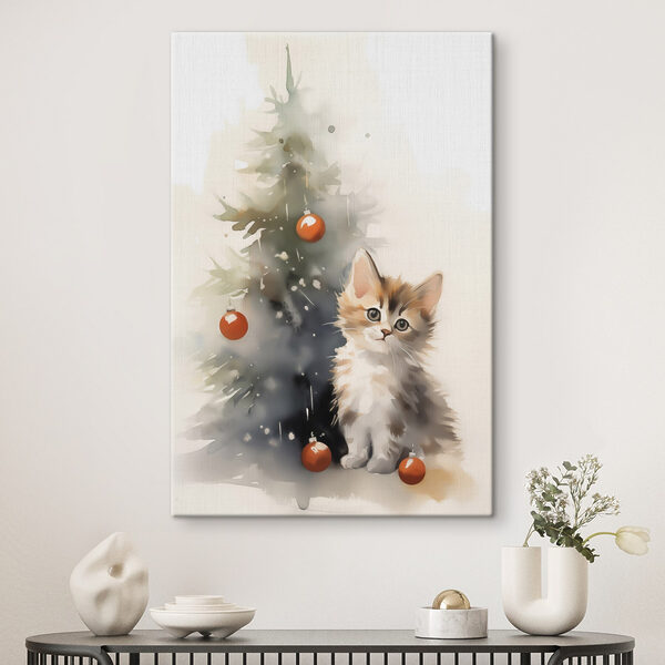 Chat à côté d'un arbre de Noël Chat à côté d'un arbre de Noël