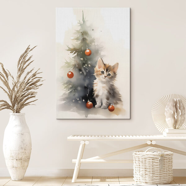 Chat à côté d'un arbre de Noël Chat à côté d'un arbre de Noël