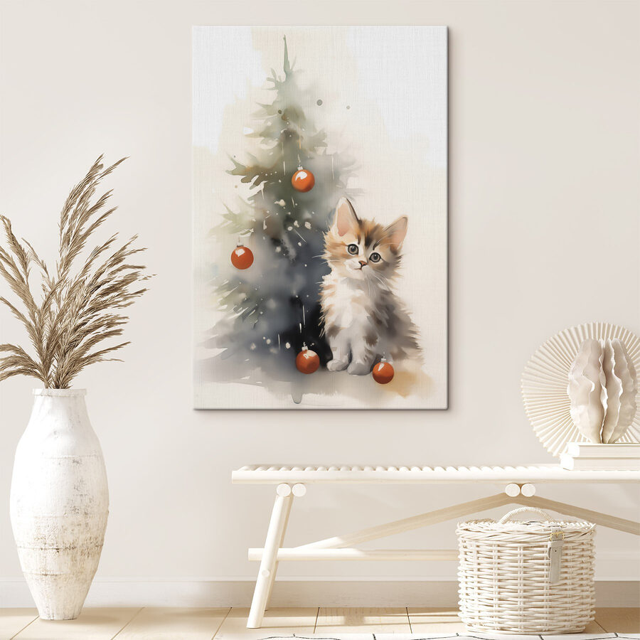 Chat à côté d'un arbre de Noël