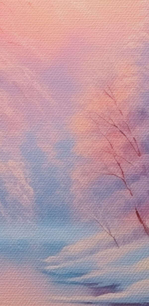 Rivière avec des arbres couverts de neige et un coucher de soleil rose Rivière avec des arbres couverts de neige et un coucher de soleil rose