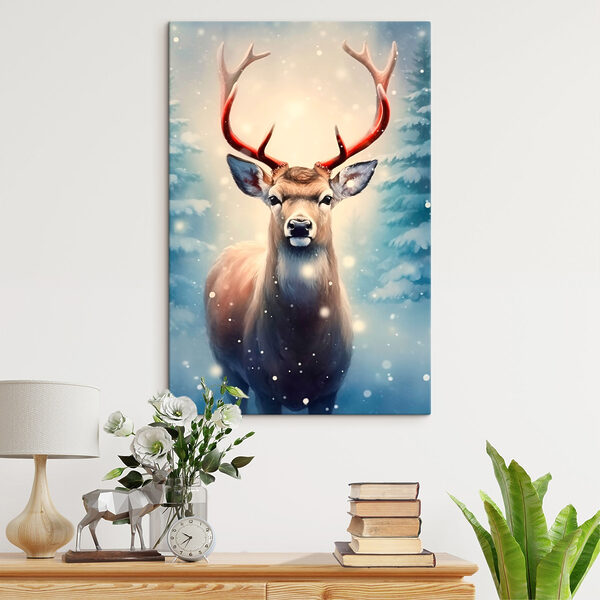 Cerf avec des bois dans une forêt enneigée Cerf avec des bois dans une forêt enneigée