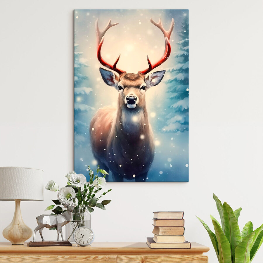 Cerf avec des bois dans une forêt enneigée Cerf avec des bois dans une forêt enneigée