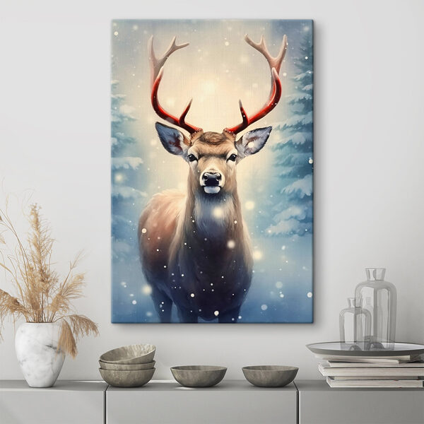 Cerf avec des bois dans une forêt enneigée Cerf avec des bois dans une forêt enneigée