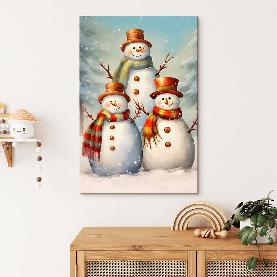 Groupe de bonhommes de neige dans un paysage enneigé