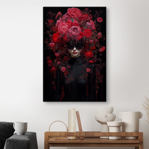 Femme portant un masque avec des fleurs sur la tête Femme portant un masque avec des fleurs sur la tête