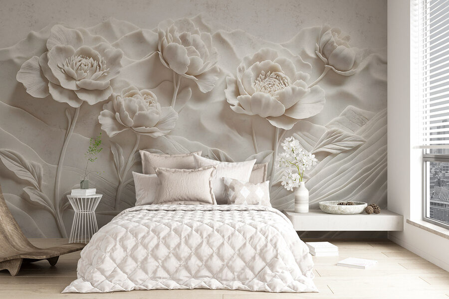 Sculpture de fleurs blanches sur un mur