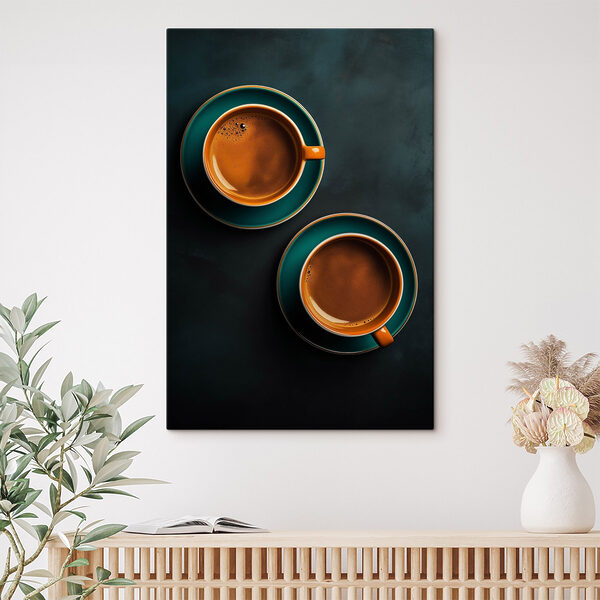Deux tasses de café sur des soucoupes Deux tasses de café sur des soucoupes