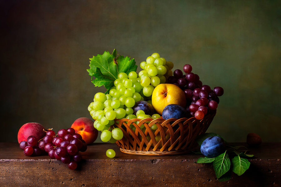 Corbeille de fruits sur une table