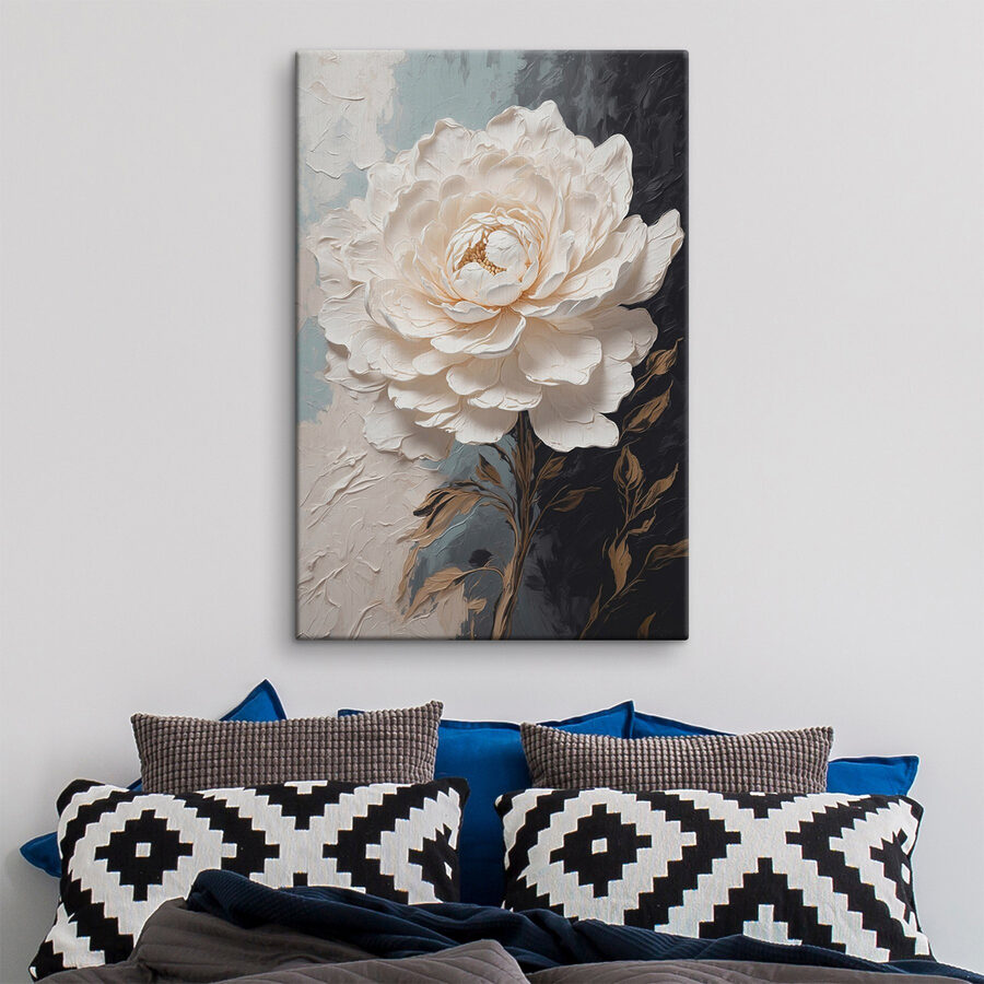 Fleur blanche avec des feuilles brunes