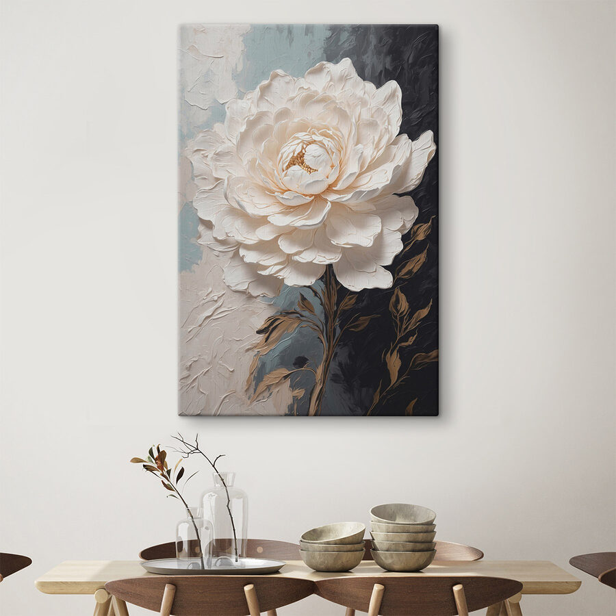 Fleur blanche avec des feuilles brunes