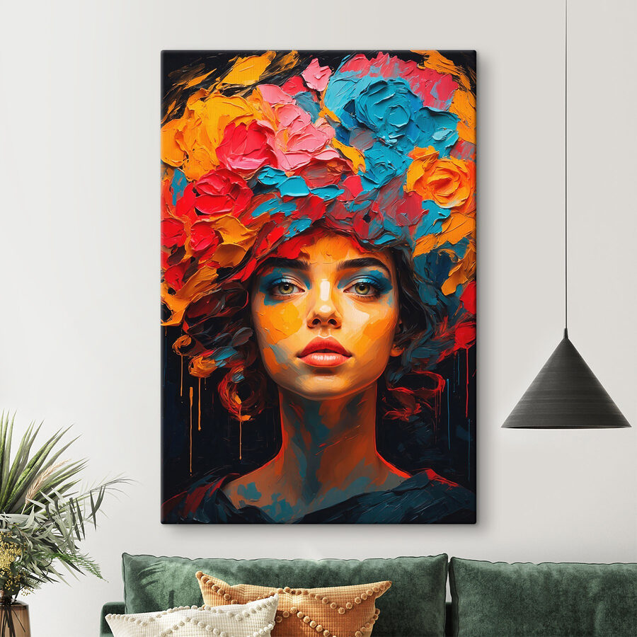 Femme avec des fleurs colorées sur la tête