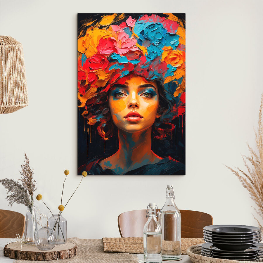 Femme avec des fleurs colorées sur la tête