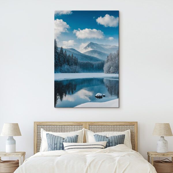Lac avec neige et arbres en arrière-plan Lac avec neige et arbres en arrière-plan