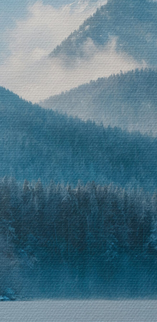 Lac avec neige et arbres en arrière-plan Lac avec neige et arbres en arrière-plan