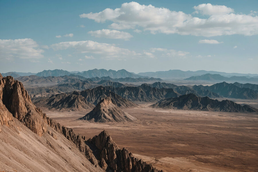 Paysage de montagnes et ciel bleu