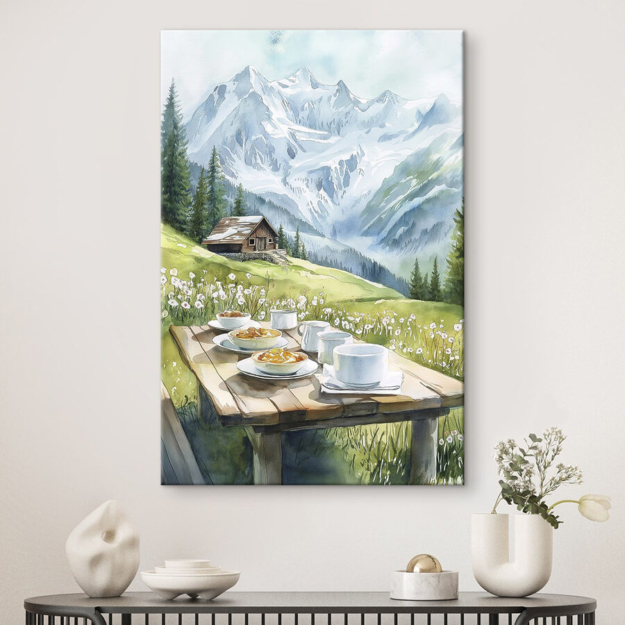 Table avec des assiettes de nourriture et des tasses, avec des montagnes en arrière-plan