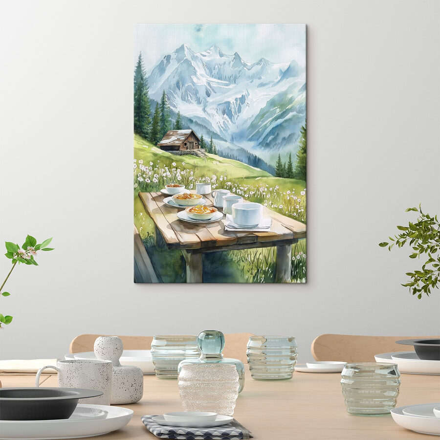 Table avec des assiettes de nourriture et des tasses, avec des montagnes en arrière-plan