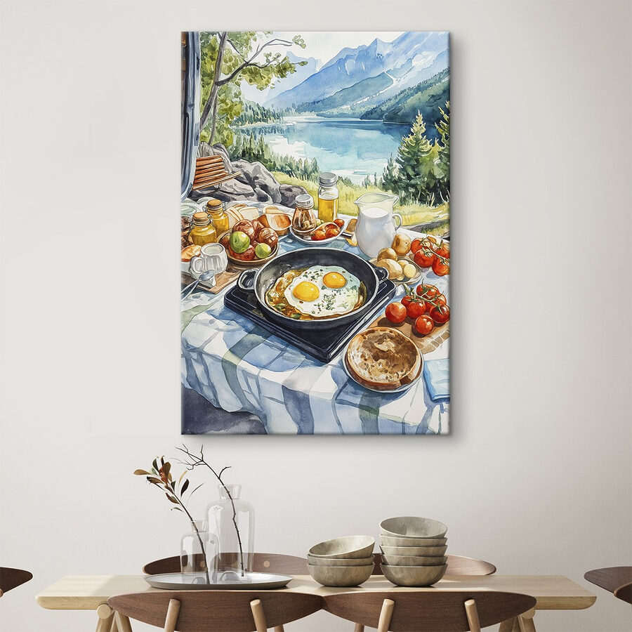 Poêle de nourriture et casserole d'œufs sur une table avec un lac en arrière-plan