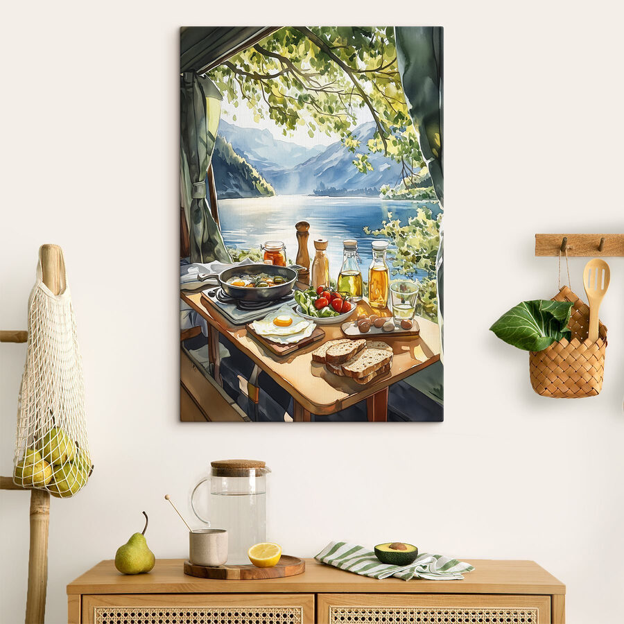 Table avec nourriture et boissons au bord d'un lac