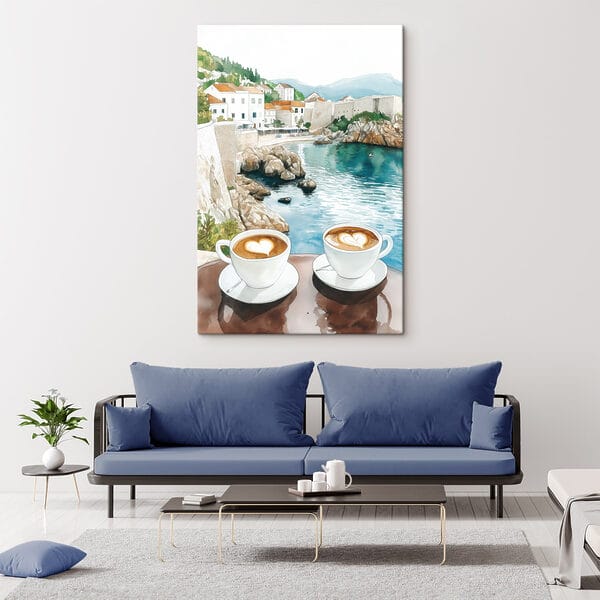 Deux tasses de café avec une mousse en forme de cœur sur une table surplombant un plan d'eau Deux tasses de café avec une mousse en forme de cœur sur une table surplombant un plan d'eau
