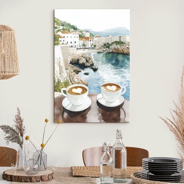 Deux tasses de café avec une mousse en forme de cœur sur une table surplombant un plan d'eau Deux tasses de café avec une mousse en forme de cœur sur une table surplombant un plan d'eau